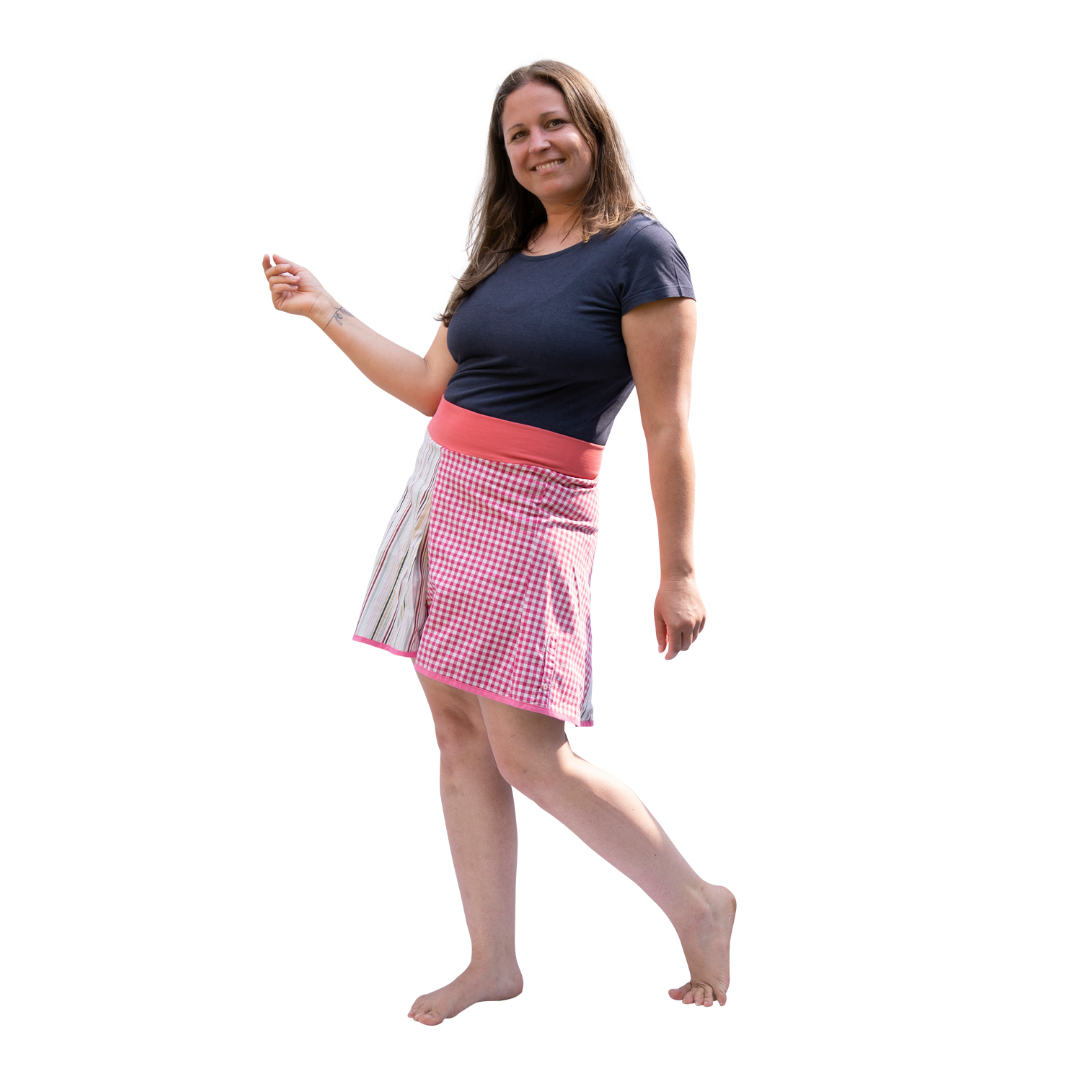 anna * pollack, Model mit Wenderock in rosa Karo und Streif