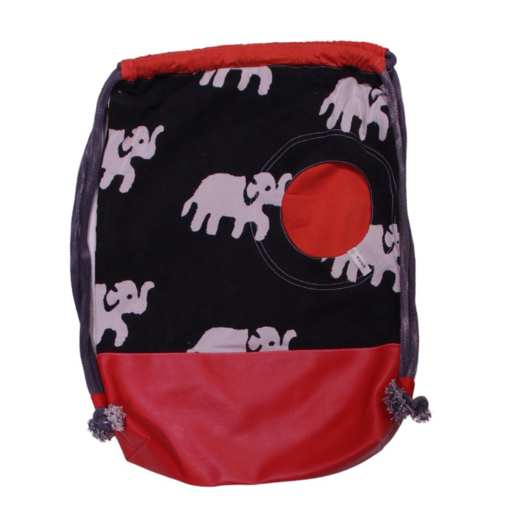 anna * pollack, Beutelbag, Oberteil schwarz mit Elefanten, Unterteil rotes Kunstleder, runde Tasche rot, Träger grau, Ansicht flach liegend