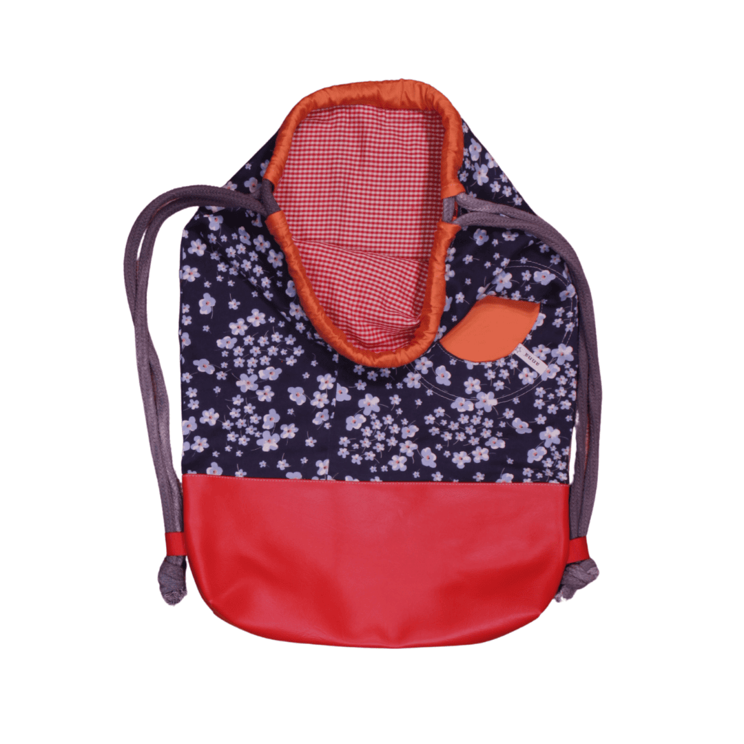 anna * pollack, Beutelbag, Oberteil Millefleurs, Unterteil rotes Kunstleder, orange Tasche, Innenfutter rot weiß kariert, Träger grau, Ansicht offen