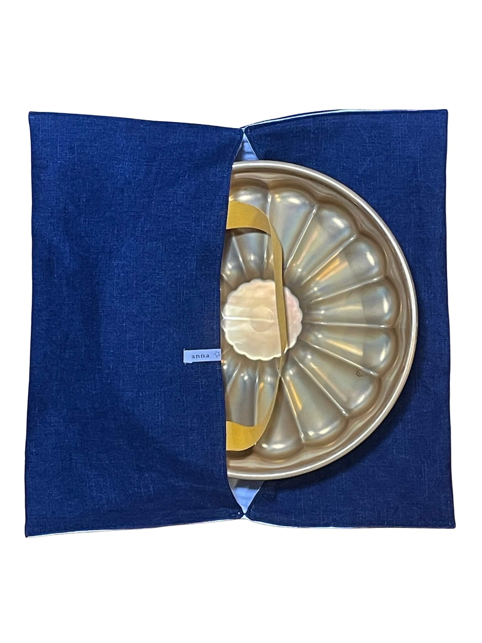 anna * pollack, Cake Boy, Kuchen-, Torte-, Quiche- oder Pizzatragetasche, Denim blau, Griff gelb, Kuchenform halb hineingesteckt