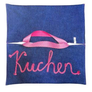 anna * pollack, Cake Boy, Kuchen-, Torte-, Quiche- oder Pizzatragetasche, Denim blau, Griff pink mit weißen Tupfen, Kuchen aufgestickt, leer