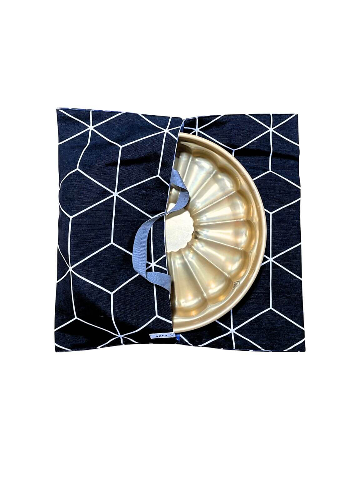 anna * pollack, Cake Boy, Kuchen-, Torte-, Quiche- oder Pizzatragetasche, Schwarz Muster weiß, Träger grau, Futter blau-weiß kariert, halboffen