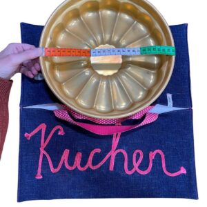 anna * pollack, Cake Boy, Kuchen-, Torte-, Quiche- oder Pizzatragetasche, Denim blau, Griff pink mit weißen Tupfen, Kuchen aufgestickt, Kuchenform ca. 28cm