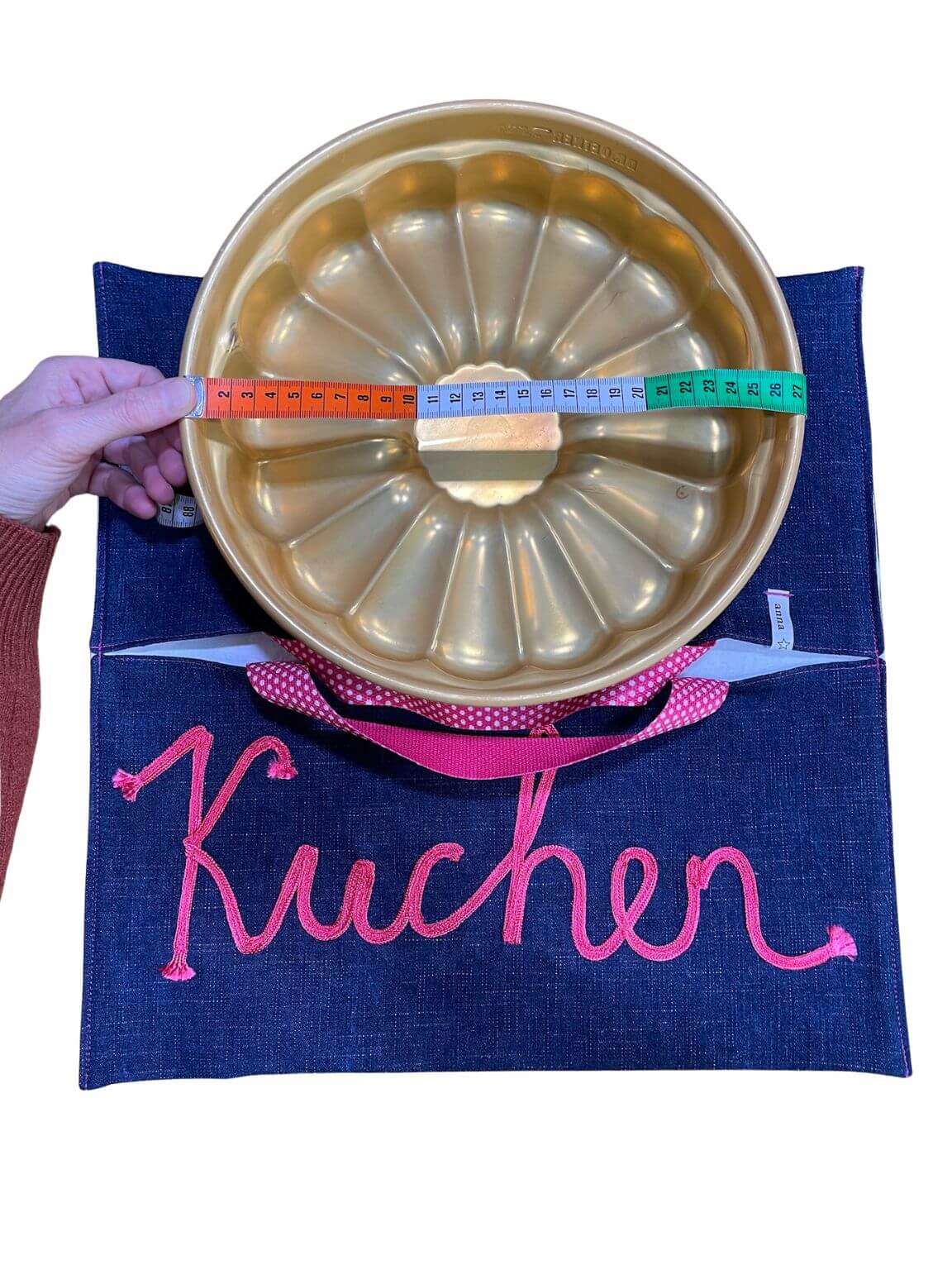 anna * pollack, Cake Boy, Kuchen-, Torte-, Quiche- oder Pizzatragetasche, Denim blau, Griff pink mit weißen Tupfen, Kuchen aufgestickt, Kuchenform ca. 28cm