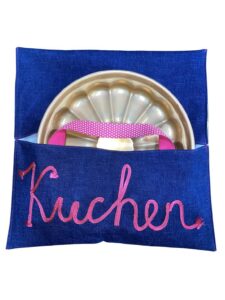 anna * pollack, Cake Boy, Kuchen-, Torte-, Quiche- oder Pizzatragetasche, Denim blau, Griff pink mit weißen Tupfen, Kuchen aufgestickt, halboffen, mit Kuchenform