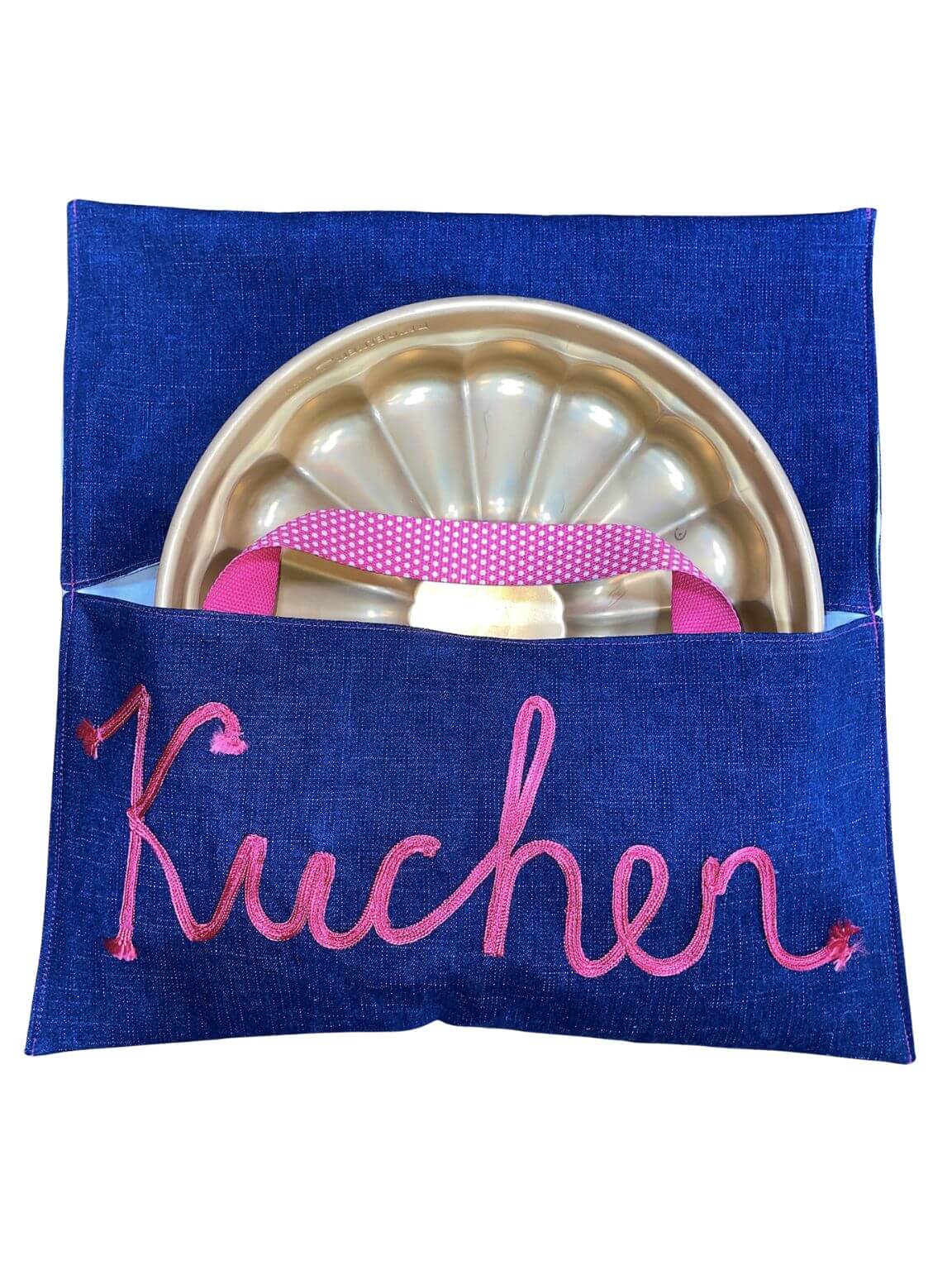 anna * pollack, Cake Boy, Kuchen-, Torte-, Quiche- oder Pizzatragetasche, Denim blau, Griff pink mit weißen Tupfen, Kuchen aufgestickt, halboffen, mit Kuchenform