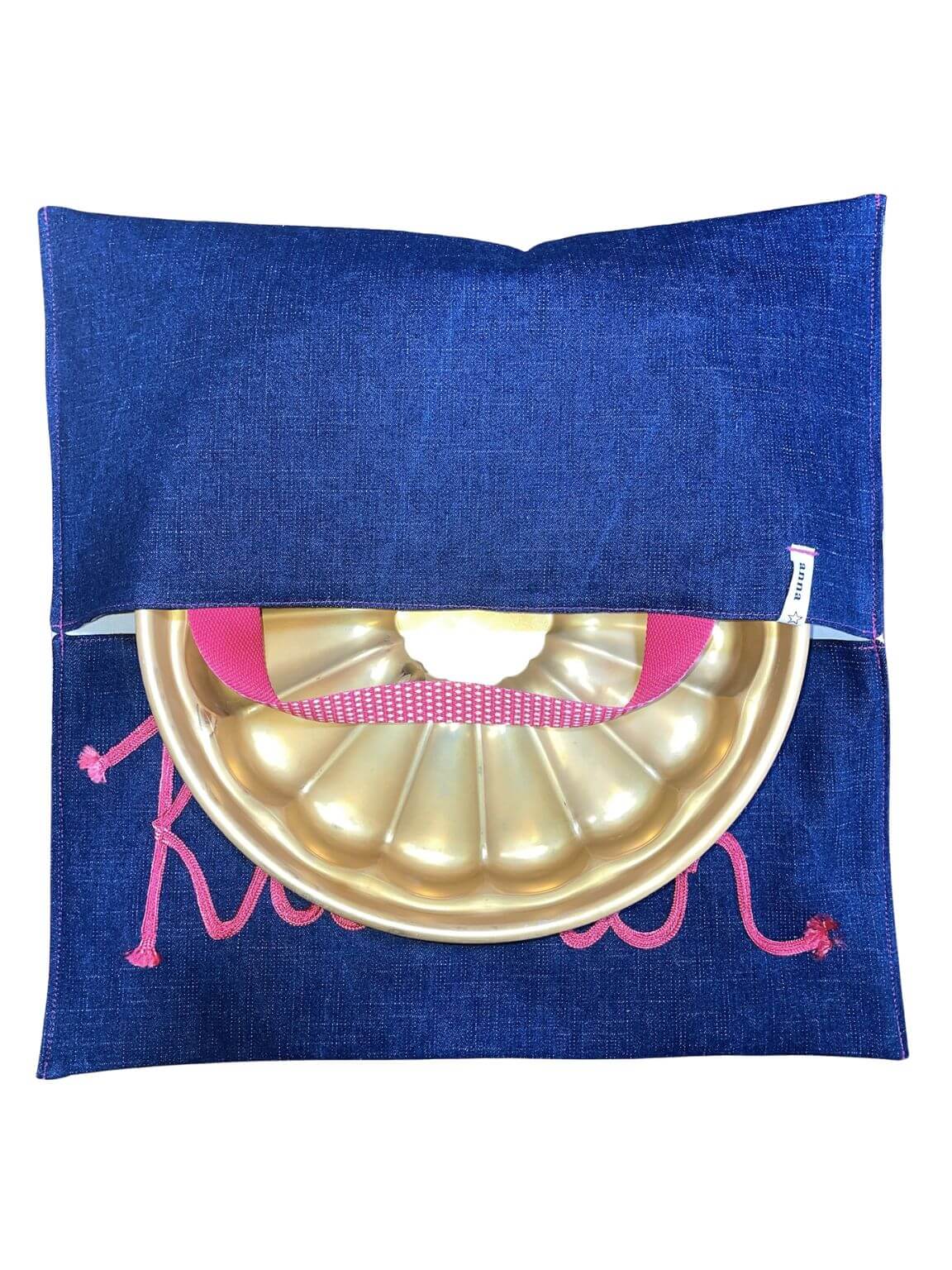 anna * pollack, Cake Boy, Kuchen-, Torte-, Quiche- oder Pizzatragetasche, Denim blau, Griff pink mit weißen Tupfen, Kuchen aufgestickt, halboffen