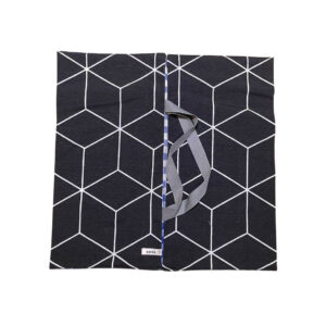 anna * pollack, Cake Boy, Kuchen-, Torte-, Quiche- oder Pizzatragetasche, Schwarz Muster weiß, Träger grau, Futter blau-weiß kariert