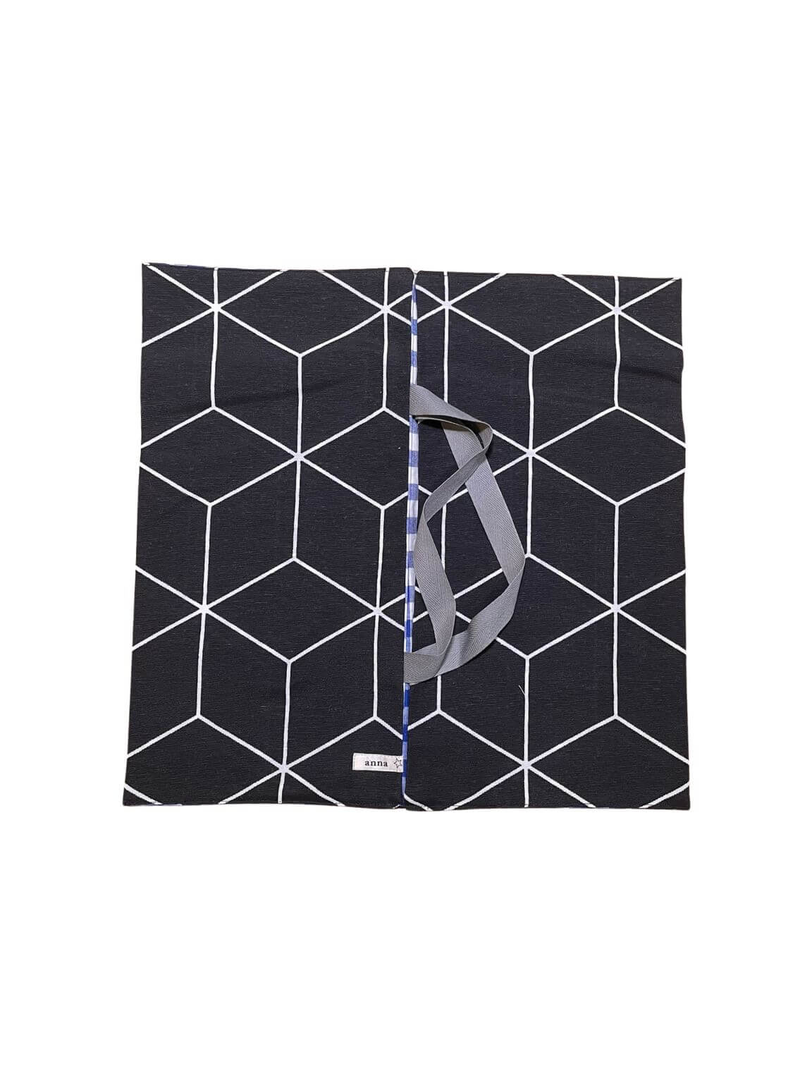 anna * pollack, Cake Boy, Kuchen-, Torte-, Quiche- oder Pizzatragetasche, Schwarz Muster weiß, Träger grau, Futter blau-weiß kariert