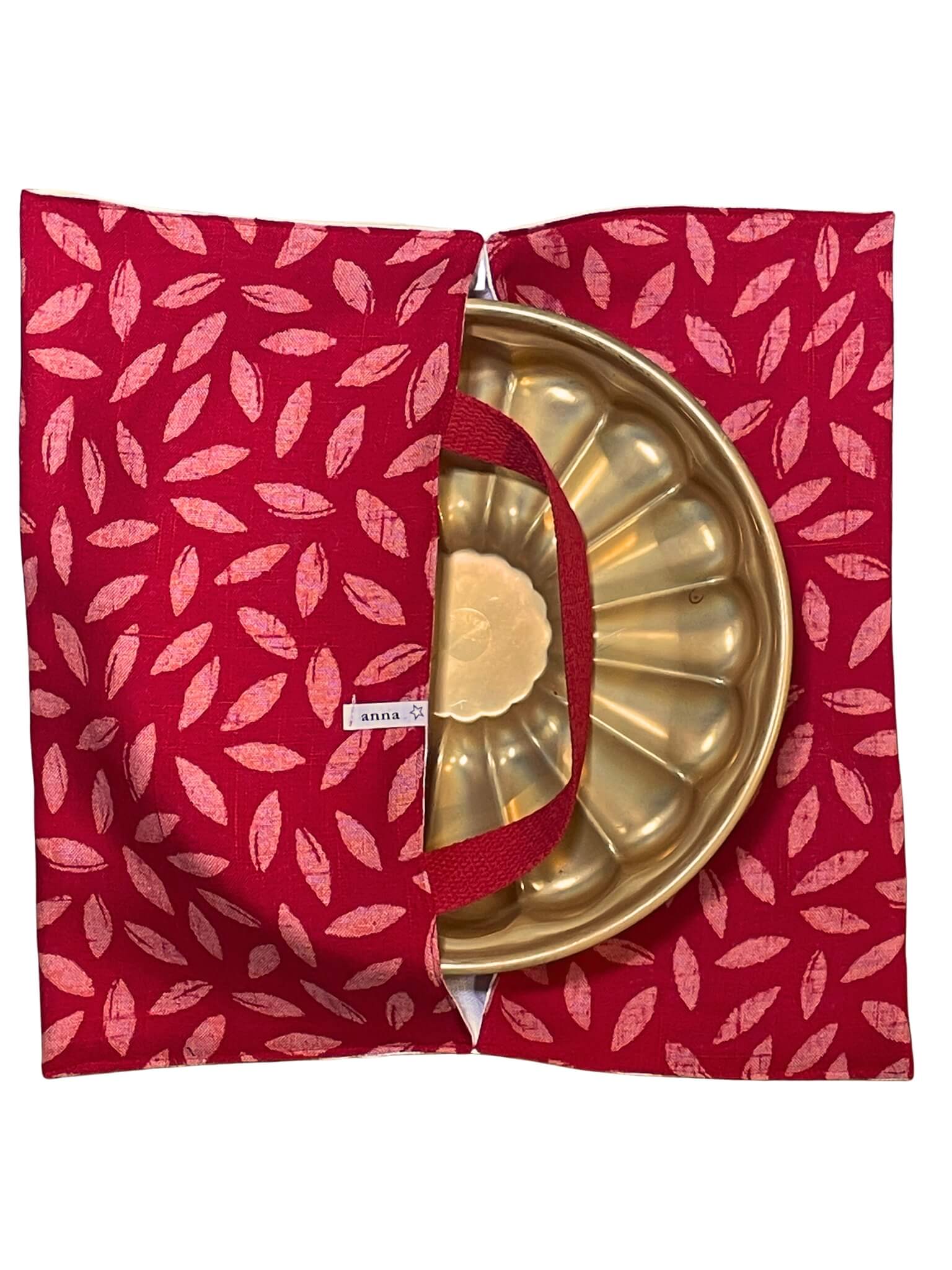 anna * pollack, Cake Boy, Kuchen-, Torte-, Quiche- oder Pizzatragetasche, Leinen rot mit Blättern, Kucheform halb sichtbar