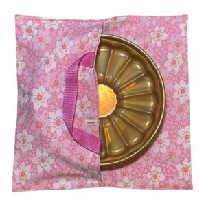 anna * pollack, Cake Boy, Kuchen-, Torte-, Quiche- oder Pizzatragetasche, Baumwolle rosa geblümt, Kuchenform halb sichtbar