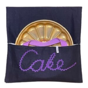 anna * pollack, Cake Boy, Kuchen-, Torte-, Quiche- oder Pizzatragetasche, Baumwolle schwarz mit Stickerei lila Cake, Kuchenform halb sichtbar