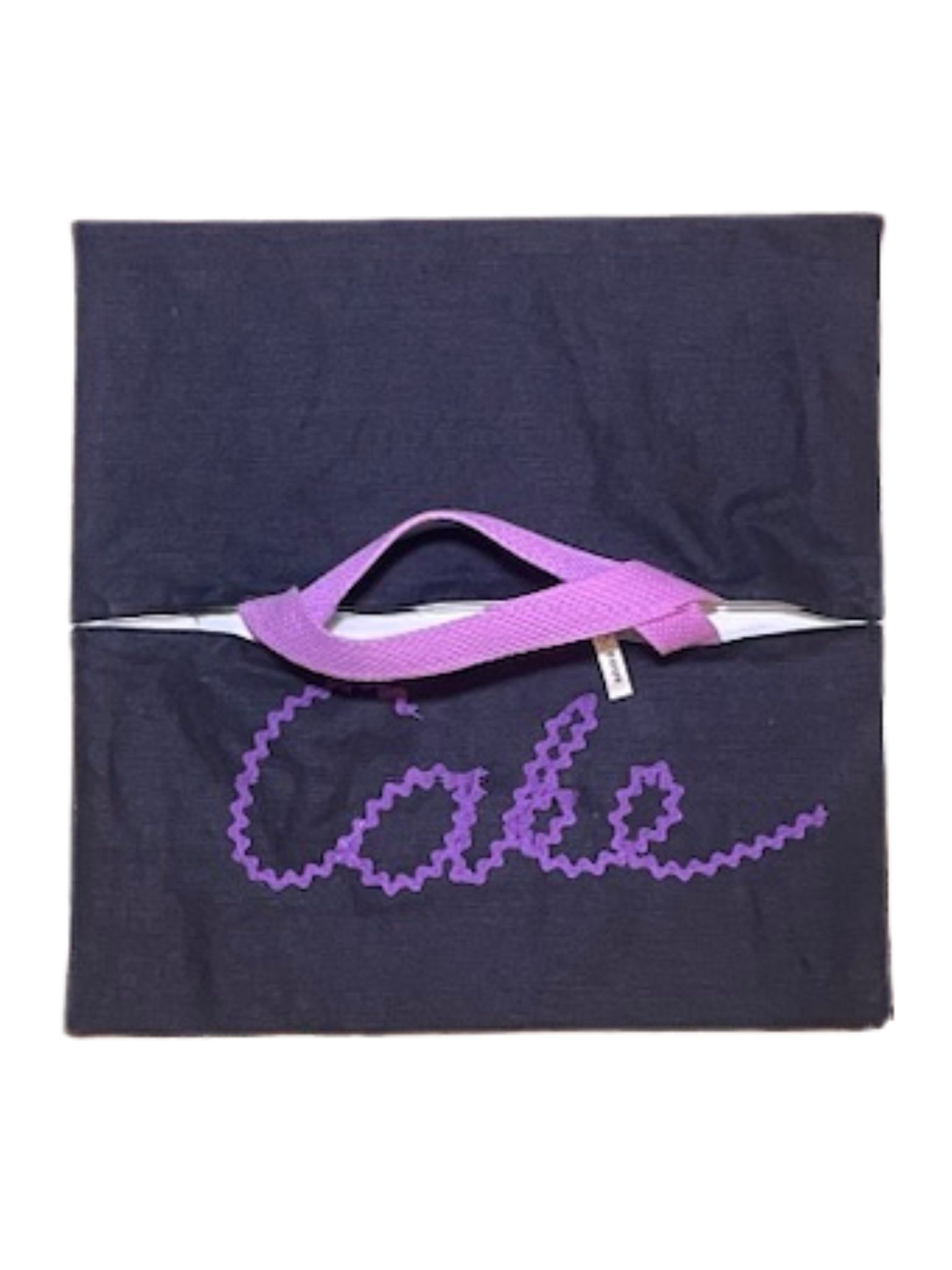 anna * pollack, Cake Boy, Kuchen-, Torte-, Quiche- oder Pizzatragetasche, Baumwolle schwarz mit Stickerei lila Cake