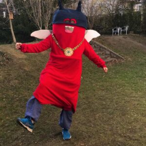 anna * pollack, Maskottchen, Ganzkörpergröße, rotes Wesen mit Flügeln und blauem Helm, Behindertensportverband