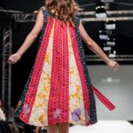 Rückenansicht Zauberkleid bunt mit Blumen, ViennaFashionWeek24, (c) Michaela Pranter