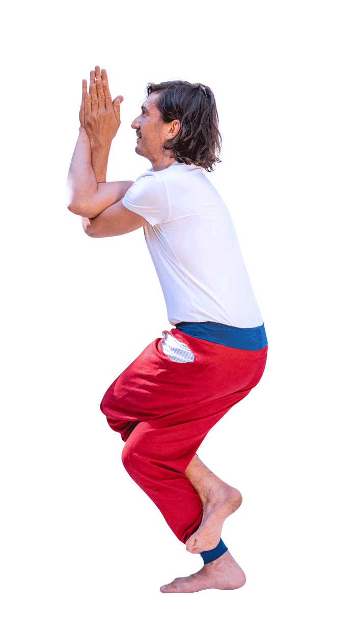 Mann in roter Piratenhose in Yogapose