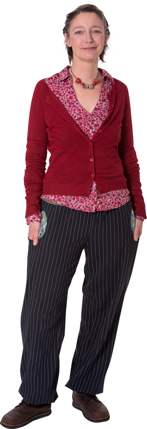anna * pollack in Nadelstreif Piratenhose, rot geblümter Bluse und roter Weste