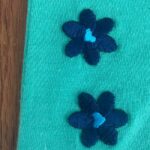 T-Shirt Reparatur kleiner Löcher mit Blumen
