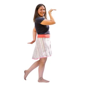 Model in einem Wenderock aus upgecycelten Hemden mit elastischem Bund, T-Shirt antrazith