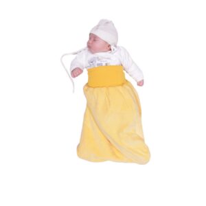 schlafendes Baby in kuscheligem, gelben Pucksack aus Bio-Baumwoll Nickistoff mit weichem Bio-Baumwollbündchen