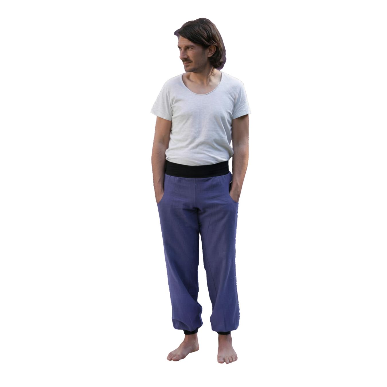 Mann in einer grauen Piratenhose mit weißem T-Shirt