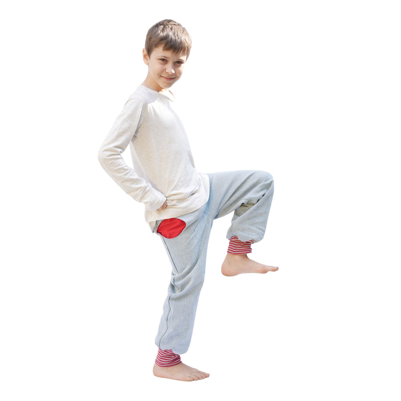 Bub in einer hellblauen Denim-Piratenhose mit roten Taschen und Bündchen