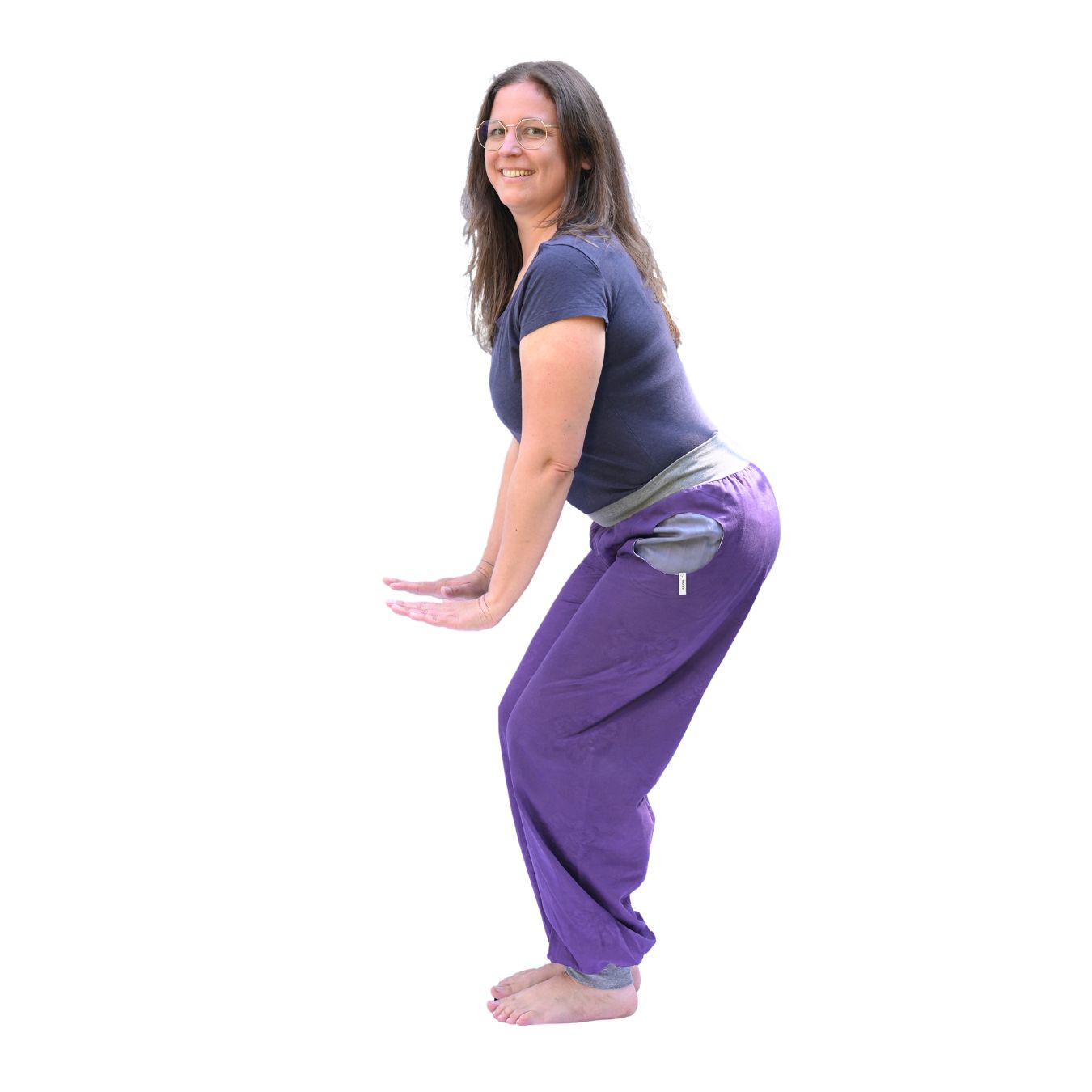 Frau in Lila Piratenhose mit grauem Bund und Tasche, T-Shirt dunkelgrau