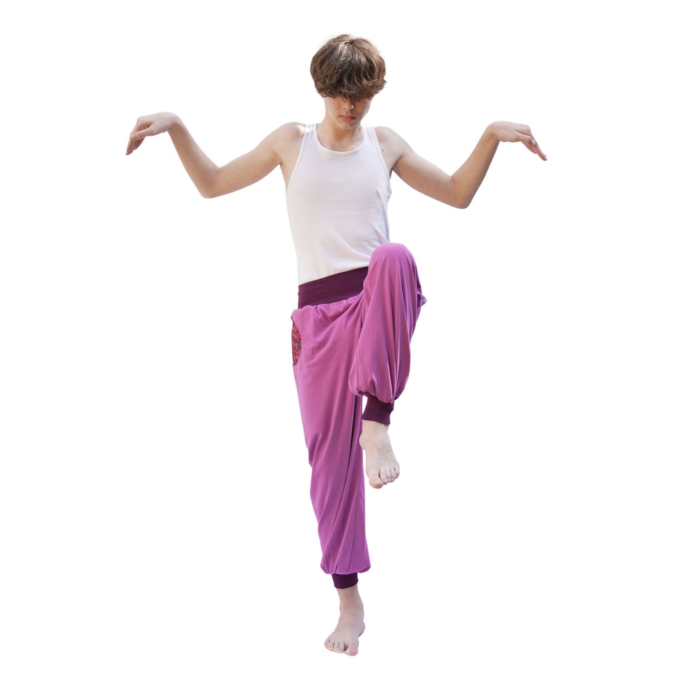 Junger Mann in pinker Piratenhose aus Bio-Baumwolle, Bündchen und Taschen in Bordeauxrot, in Yogapose