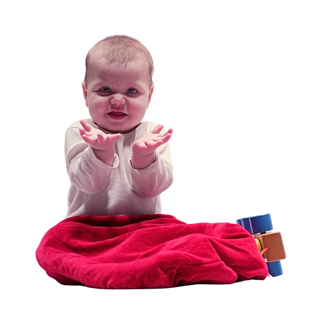 Baby in rotem Pucksack mit cremefarbenen Body