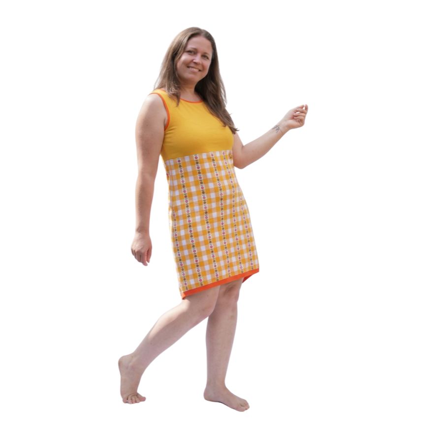 Frau mit einem gelben Kleid Sonnenbrise mit orangen Bündchen, Upcycling von anna * pollack
